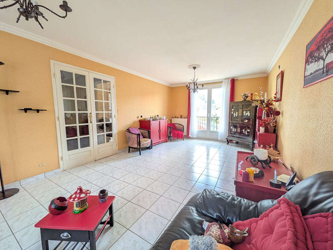 Maison à VIC-SUR-CERE