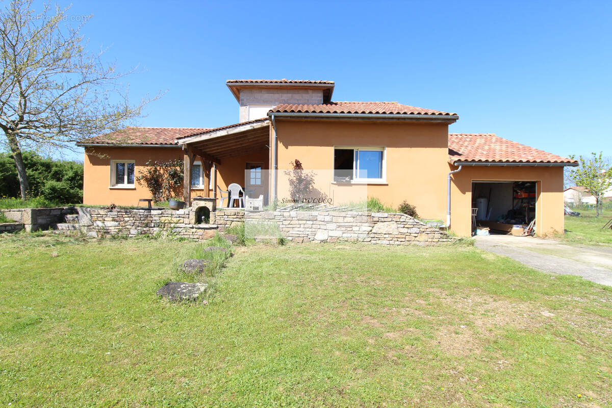 Maison à SAINT-VICTOR-ET-MELVIEU