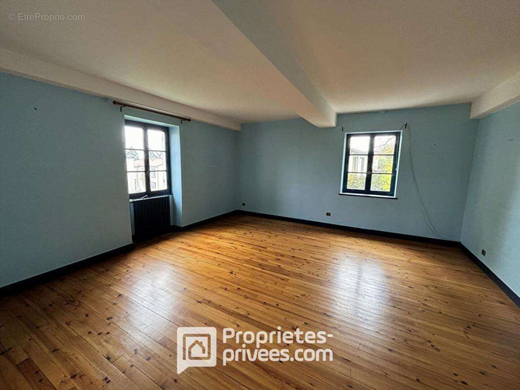 Maison à SAINT-GENIS-LES-OLLIERES