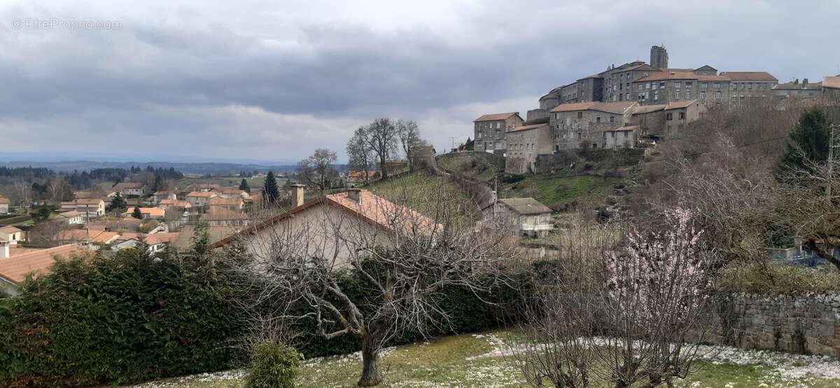 Maison à SAINT-BONNET-LE-CHATEAU
