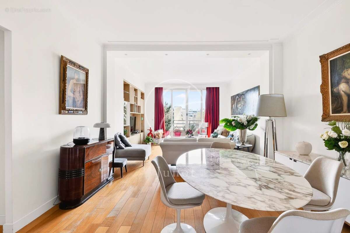 Appartement à PARIS-16E