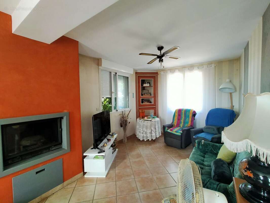 maison à vendre Crennes sur Fraubée salon