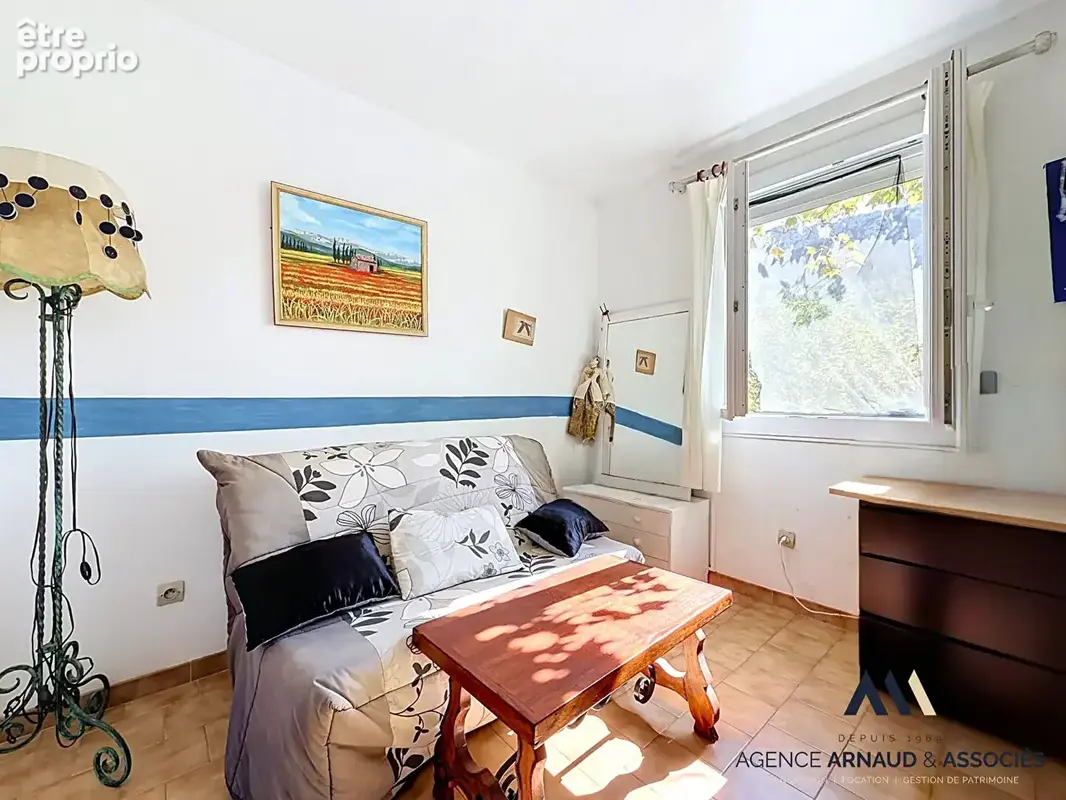 Maison de plain-pied avec piscine, grand jardin arboré et beau potentiel - photo 8