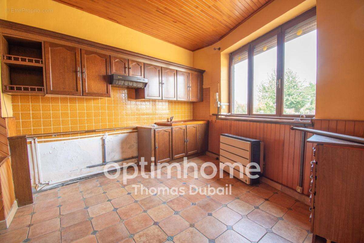 Maison divisée en deux logements avec garage et jardin - photo 4