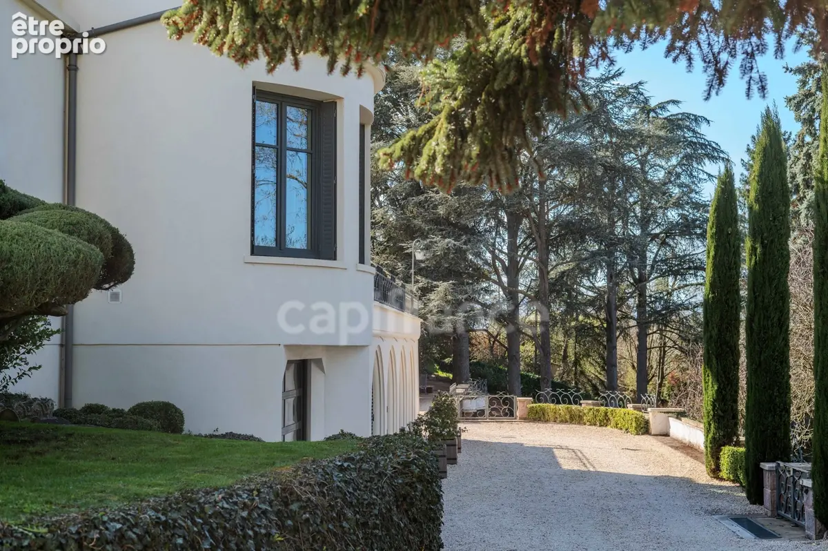 Une propriété de caractère, discrète et élégante, où le charme de la Belle Époque rencontre le confort d’une rénovation récente - photo 5