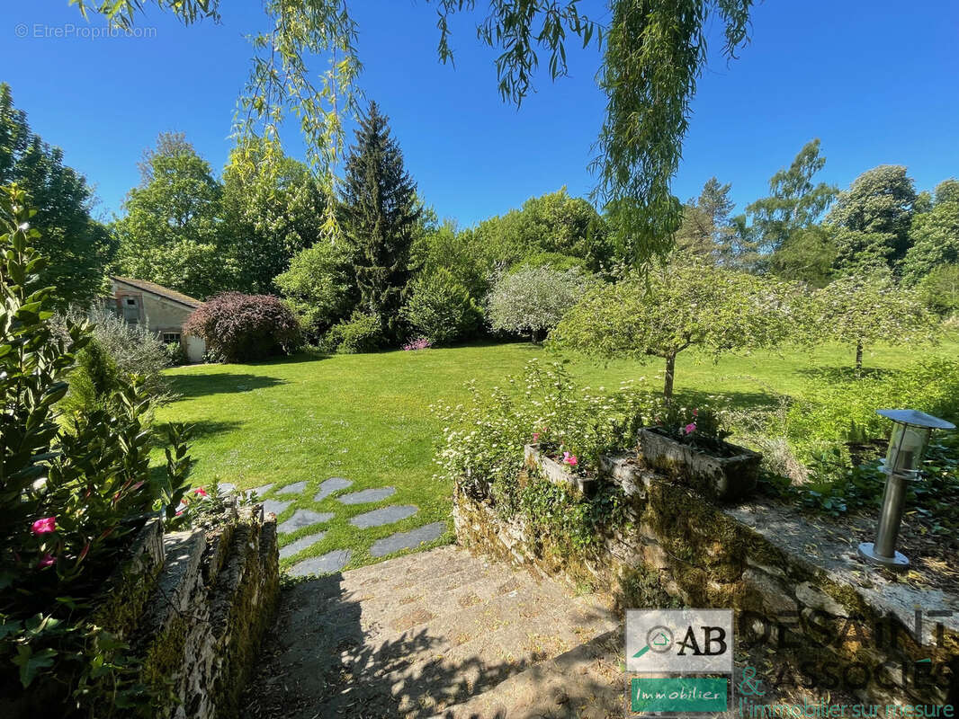 Maison à VILLENEUVE-LE-COMTE