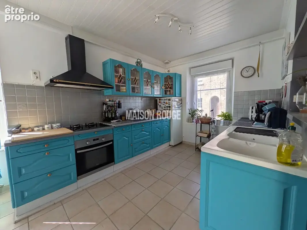 Élégante maison en pierres rénovée à Saint-Lormel avec 4 chambres et vaste terrain constructible - photo 5