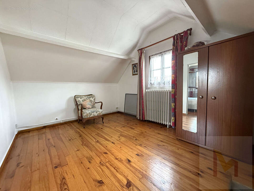 Maison avec garage, jardin sur 590 m² de terrain. - photo 10