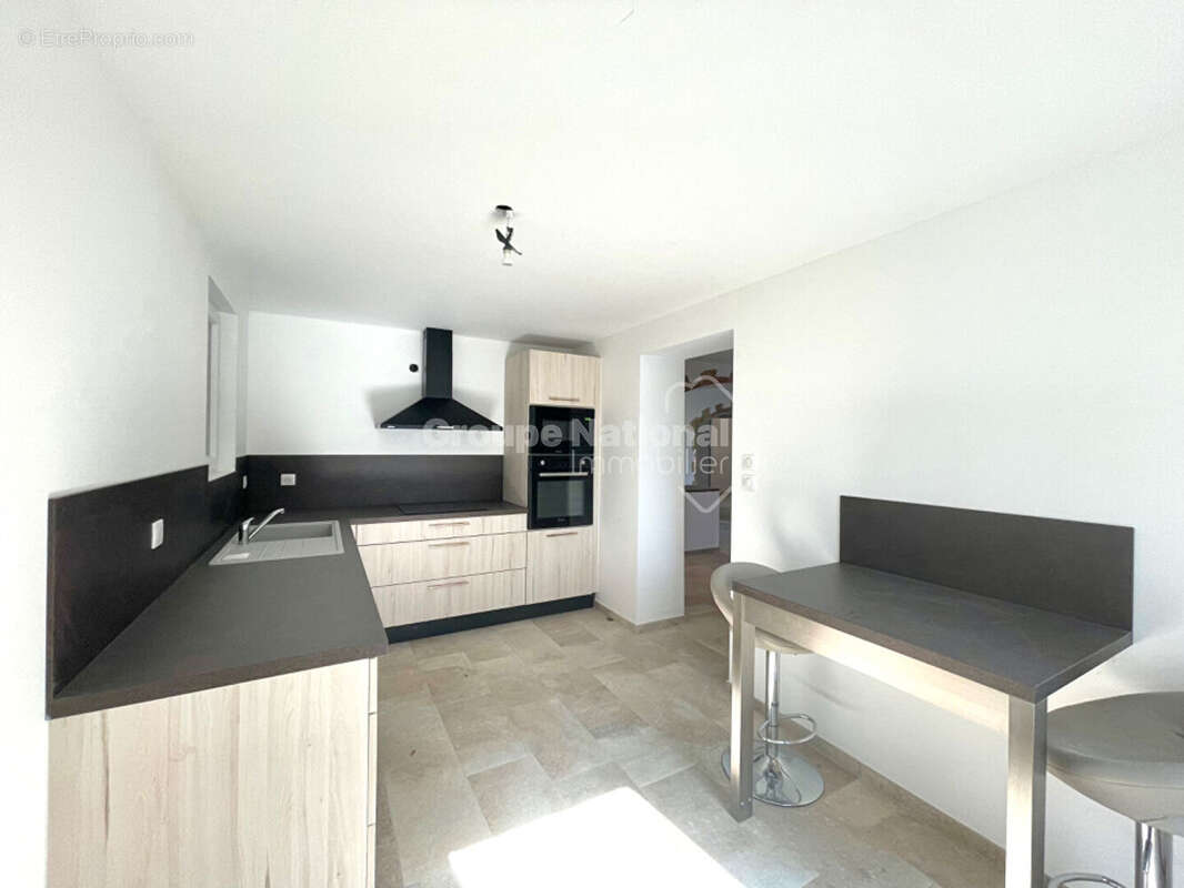 Propriété de 175 m² avec 2 Appartements et 26 000 m² de Terrain - photo 7