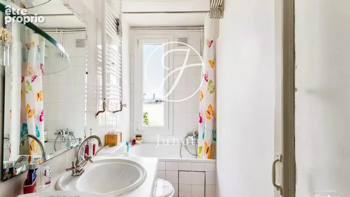 Paris 18e - MONTMARTRE / ABBESSES - Appartement à vendre - 2 pièces - 29,86m² Carrez et 30.04m² au sol - 1 Chambre. - photo 9