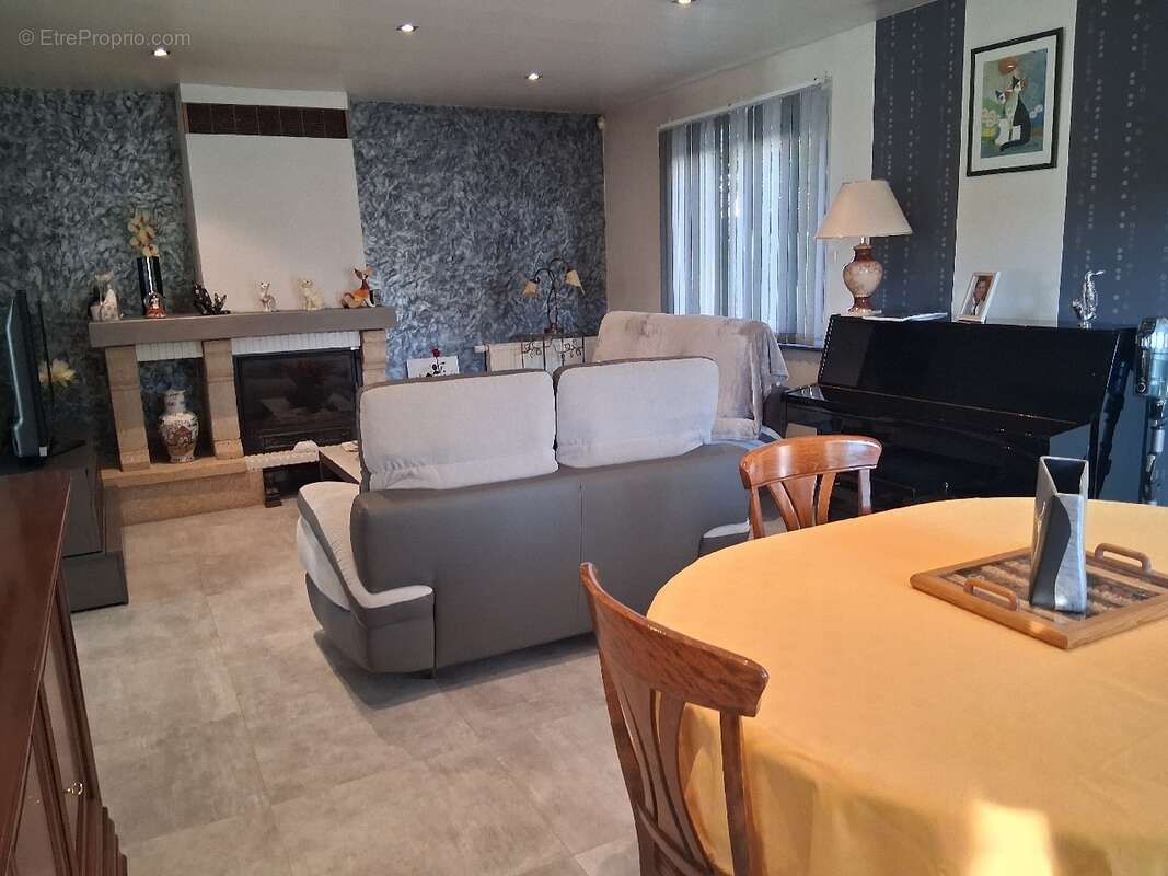 Maison à VIEUX-CHARMONT