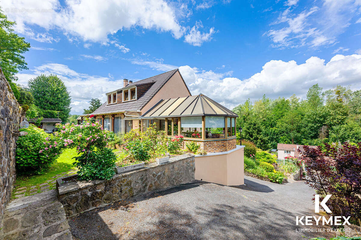 A 10 mn de Pontoise ,maison 7 pièces ,3 chambres,véranda panoramique ,sous sol total, spa ,terrain 2347 M² - photo 2