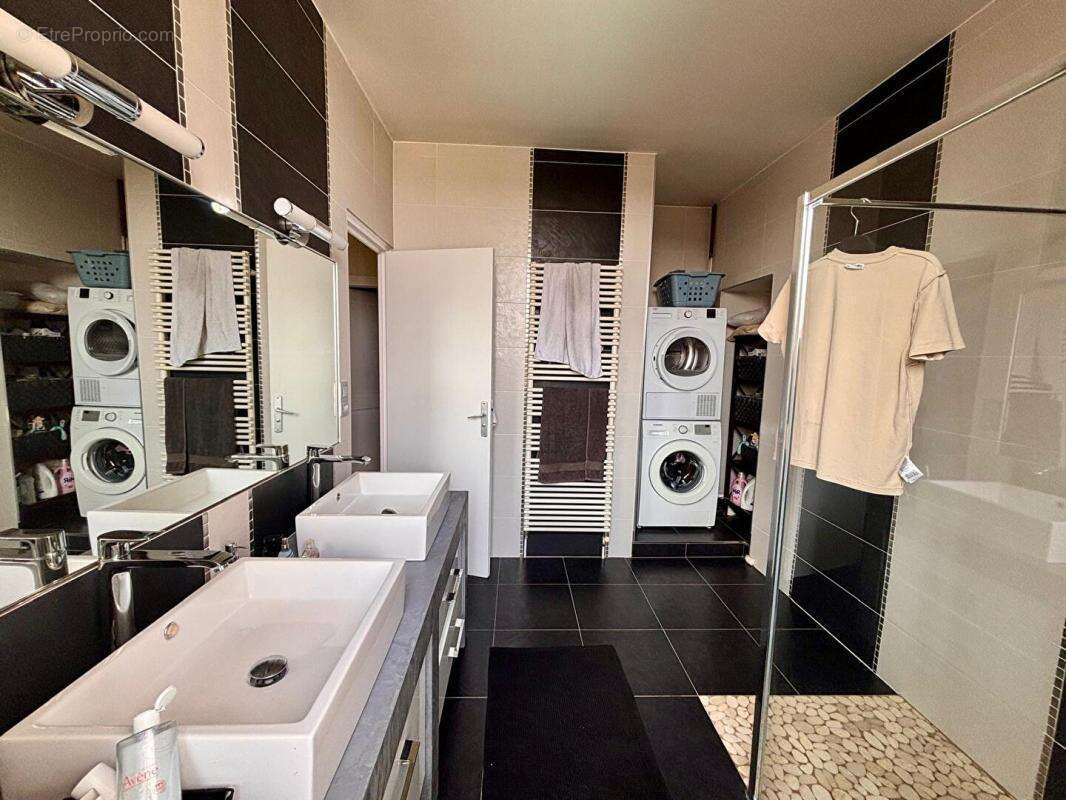 Maison de ville de 146 m² avec piscine, dépendance et stationnement à proximité - photo 10