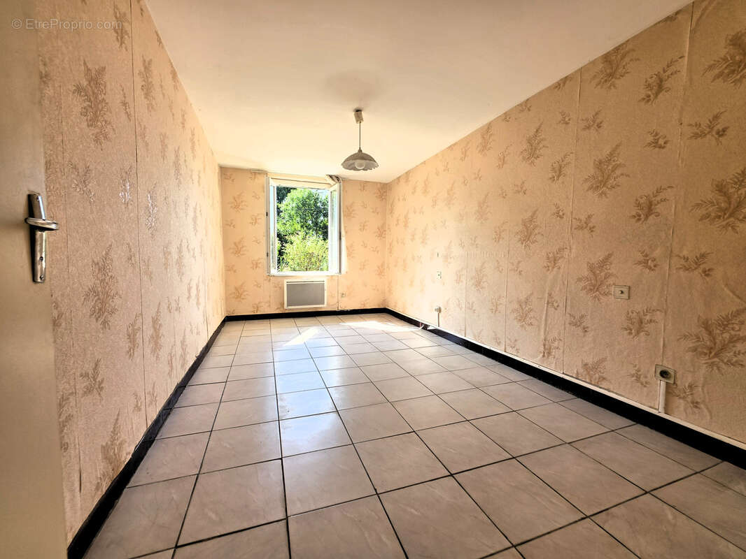 Gros potentiel pour cette ferme a rafraichir sur mezeriat - photo 11