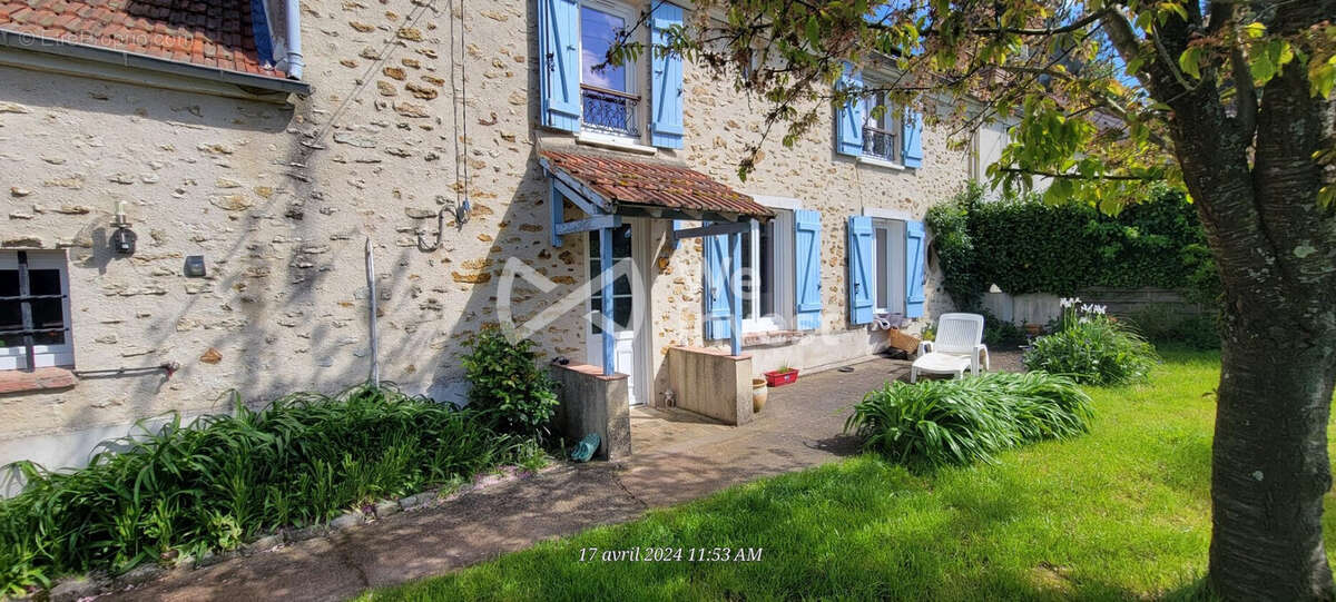 ENTREE  - Maison à SAINT-GERMAIN-SOUS-DOUE