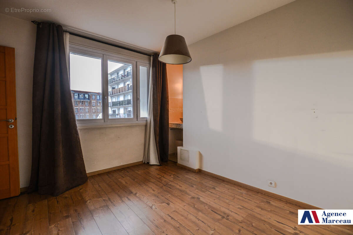Appartement à COURBEVOIE