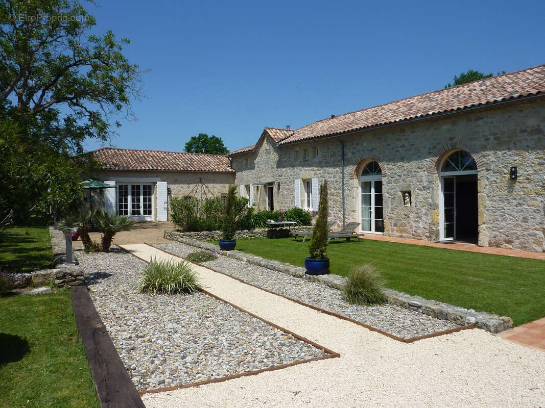 Maison avec piscine intérieure et terrasses et splendide vue - photo 3