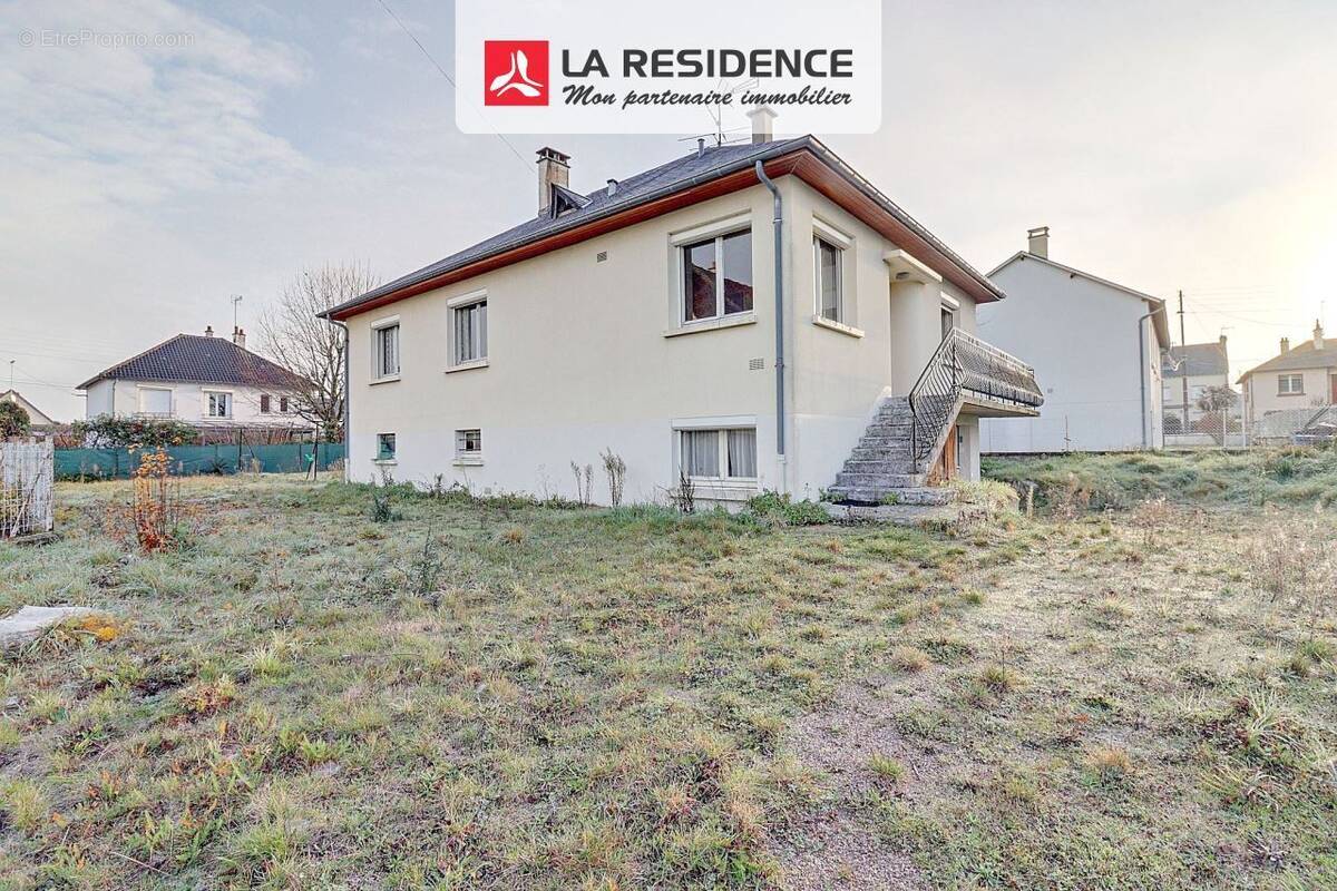 Maison à LA CHAUSSEE-SAINT-VICTOR