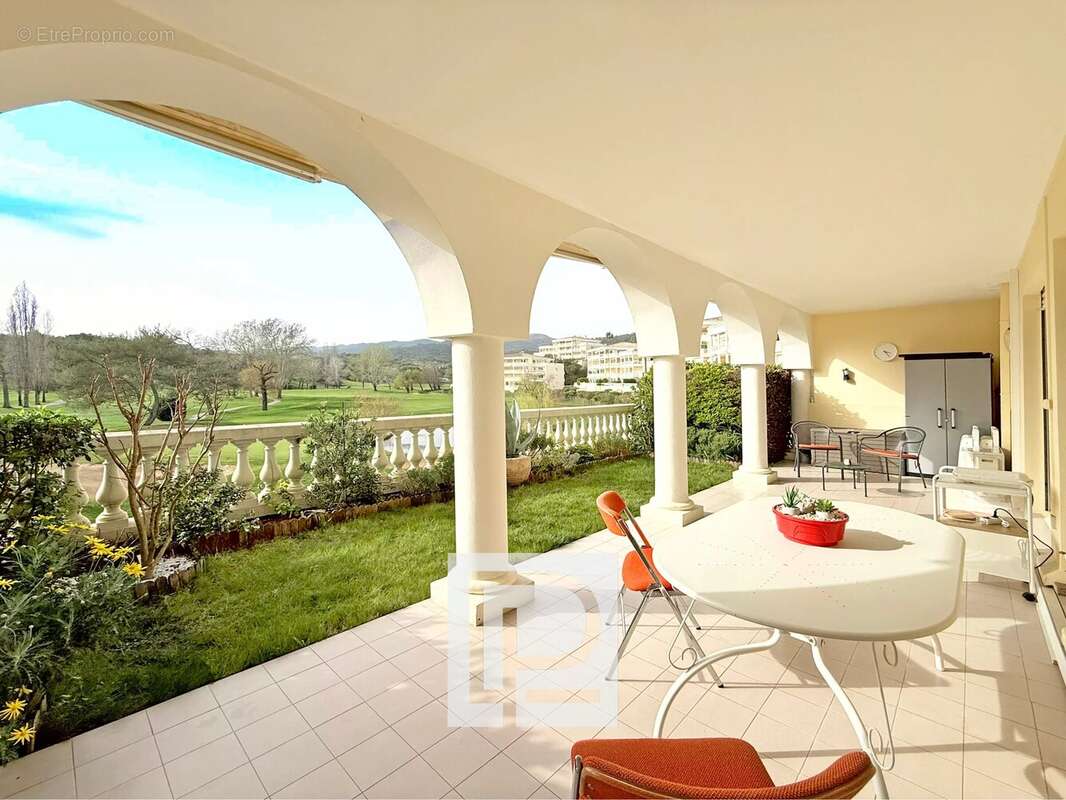 Appartement à MANDELIEU-LA-NAPOULE