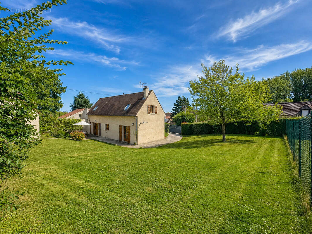 Vente maison traditionnelle de 7 pieces proche de la forêt de plaisir - photo 2
