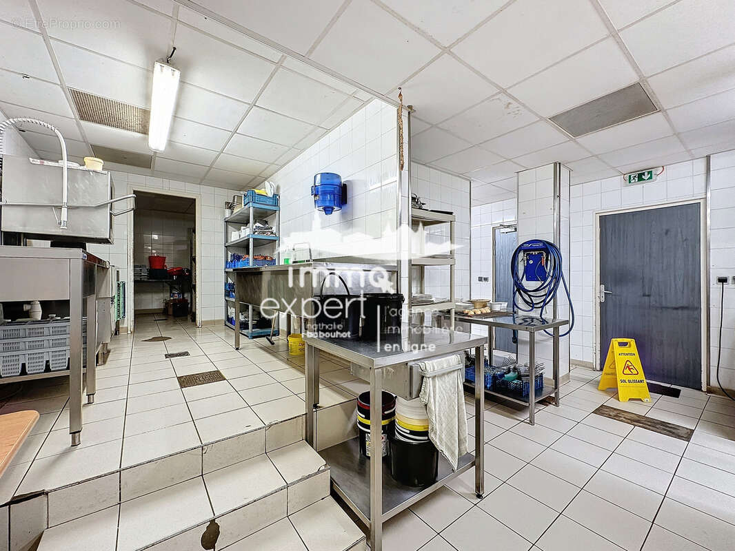 CHARMES   Murs commerciaux d'exception de 1 075 m2   Restaurant, Bar & Salle de Spectacle - photo 14