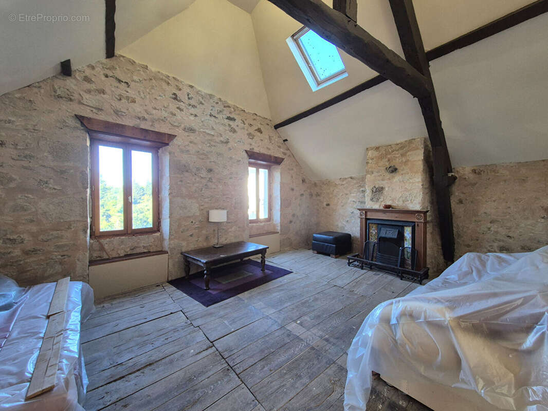 CORRÈZE. TREIGNAC. Maison en pierre avec 2 chambres. Vue imprenable. - photo 10