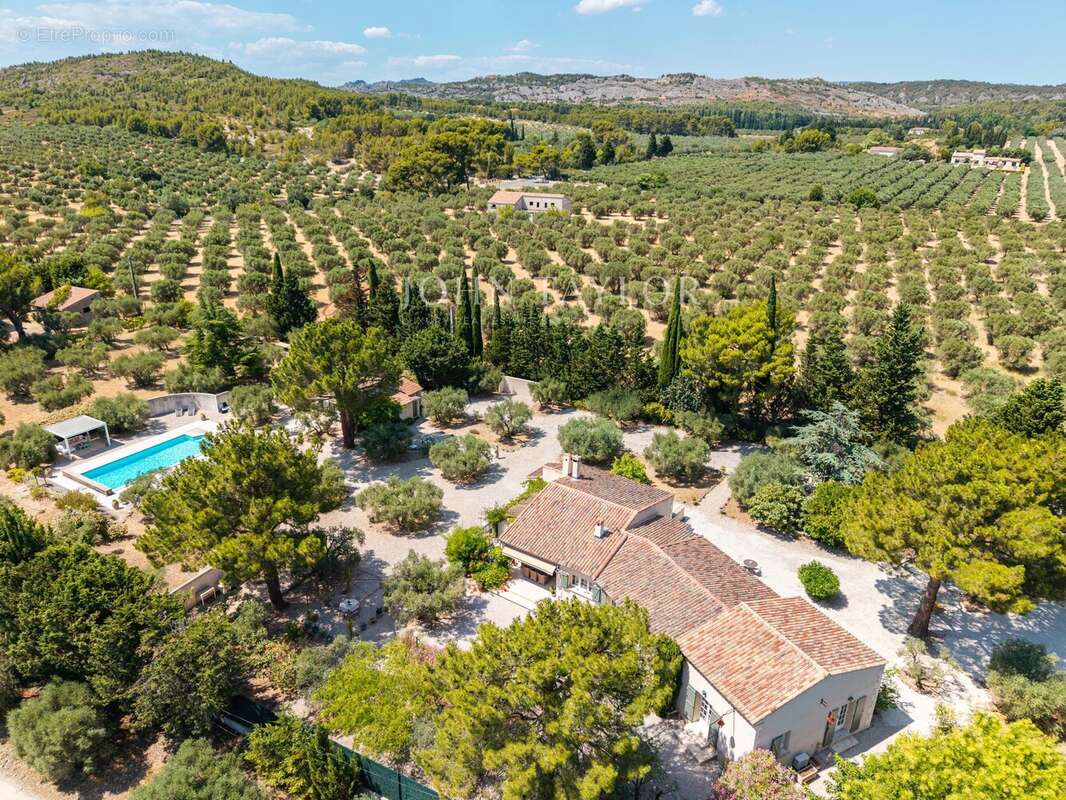 À vendre – Villa de plain-pied avec dépendances et piscine – Mouriès, à proximité de Maussane-les-Alpilles - photo 3