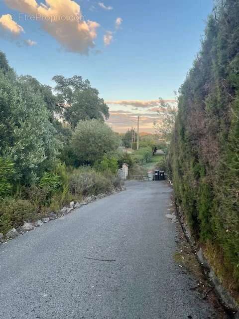 Terrain à LA ROQUETTE-SUR-SIAGNE