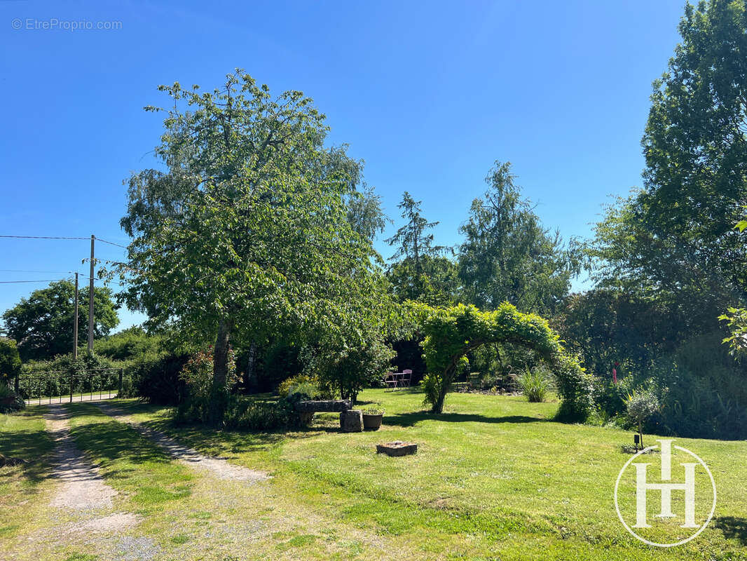 Maison à SAINT-BONNET-TRONCAIS