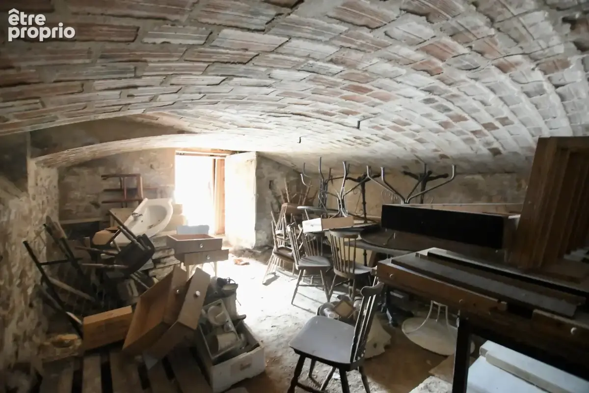 L'isle sur Serein grange, garage et cave voutée. - photo 4