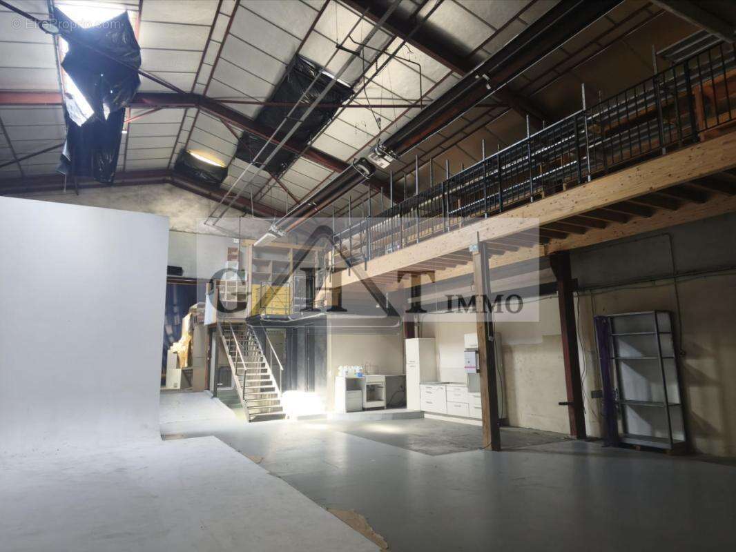 Local d'activités à vendre 1136m2 Aubervilliers - photo 2