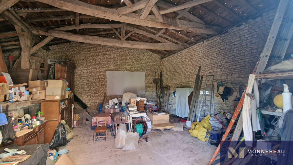 Maison à MONTMOREAU-SAINT-CYBARD