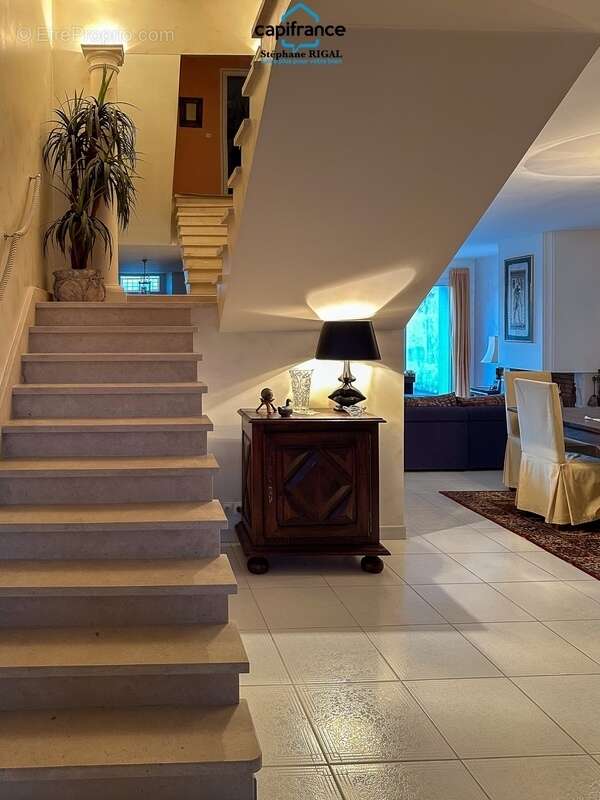 Maison à vendre 6 pièces  de 165m2 habitables sur terrain de 770m2 avec piscine et garage - photo 5