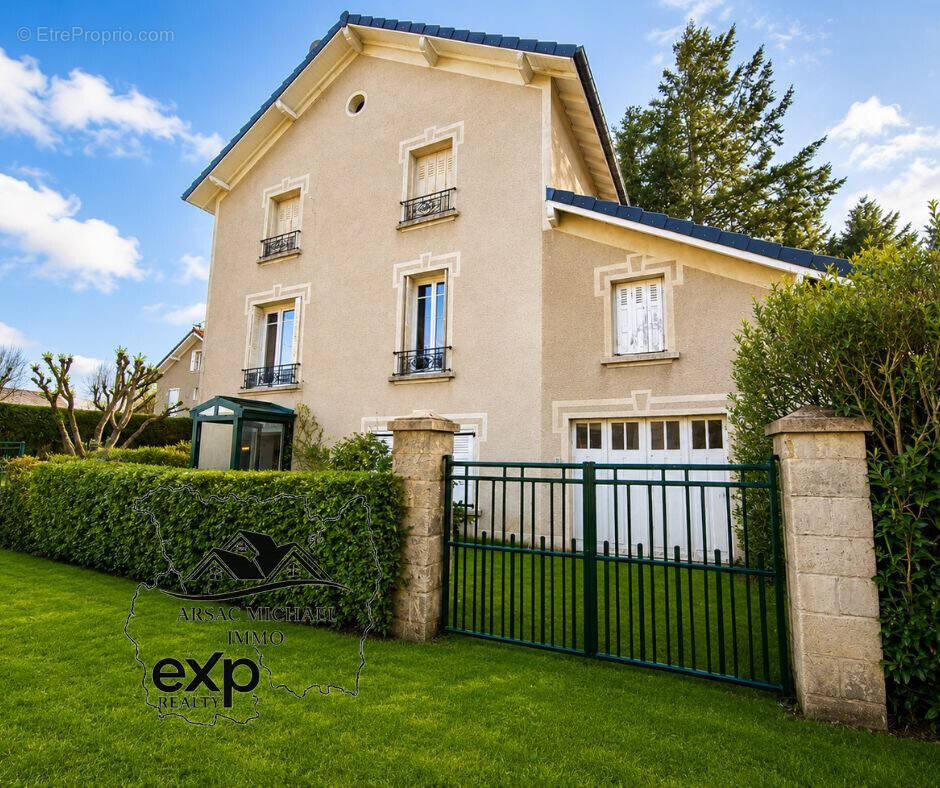 Maison 182 m² à Le Chambon-Sur-Lignon  - photo 2