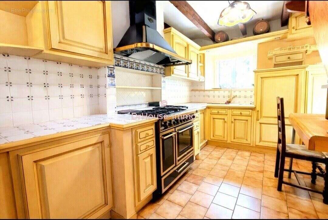 Maison 132 m² à Oradour-Fanais  - photo 6