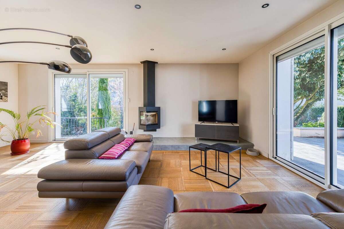 Maison 185 m² à Saint-Denis-Les-Bourg  - photo 3