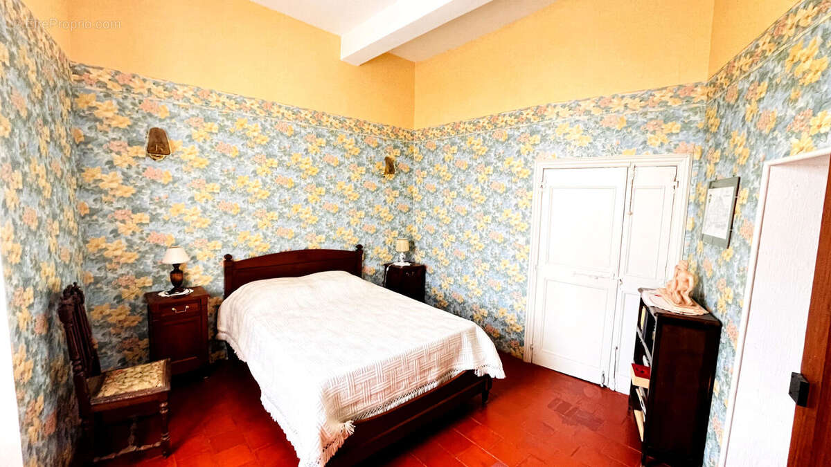 Maison à MONTOULIERS