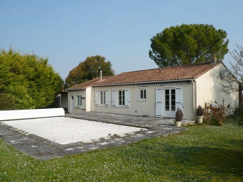 Maison à GENSAC-LA-PALLUE