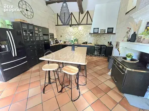 Magnifique maison en pierres renovee de 379 m2 avec 4 chambres, piscine sur un terrain de 1,8 hectares !!! - photo 9