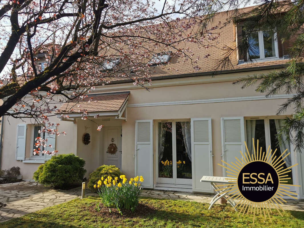 Maison à SAINT-NOM-LA-BRETECHE