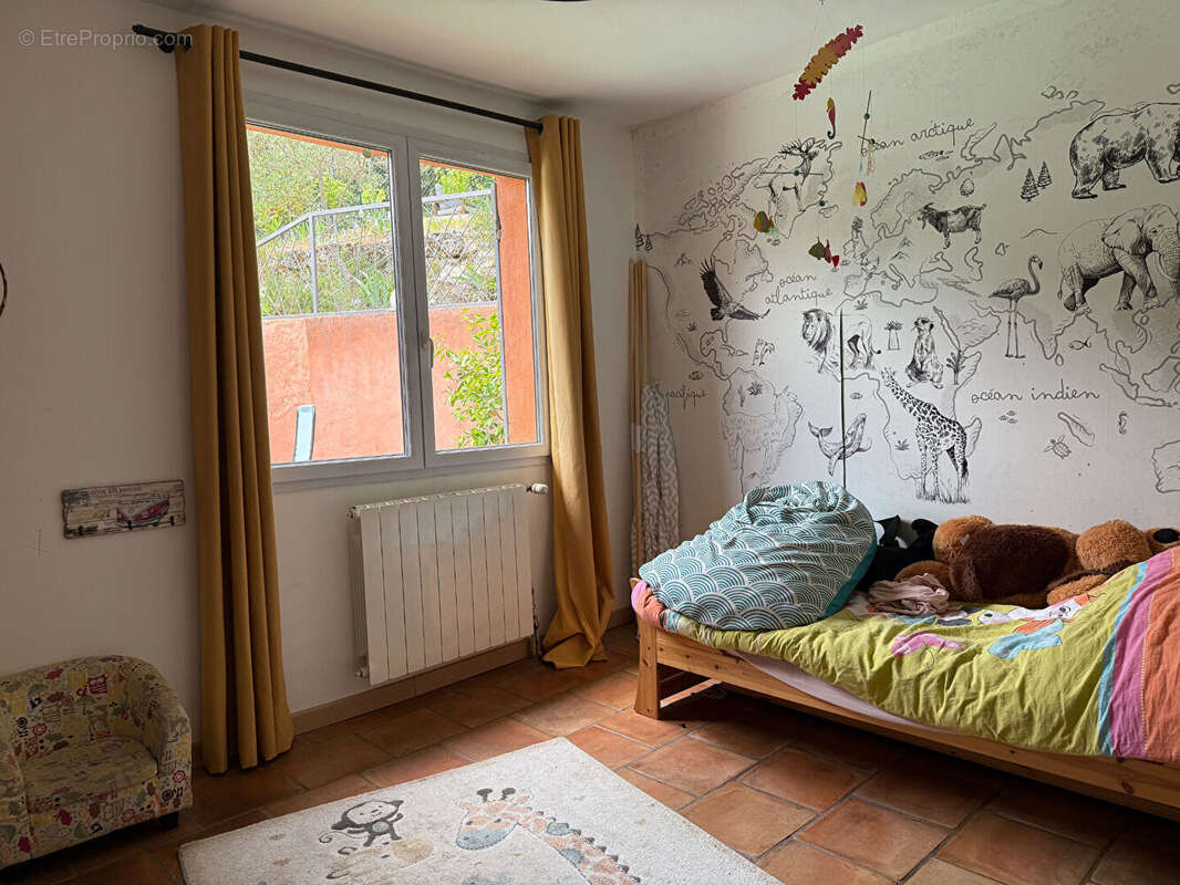 Maison à LA ROQUE-D&#039;ANTHERON