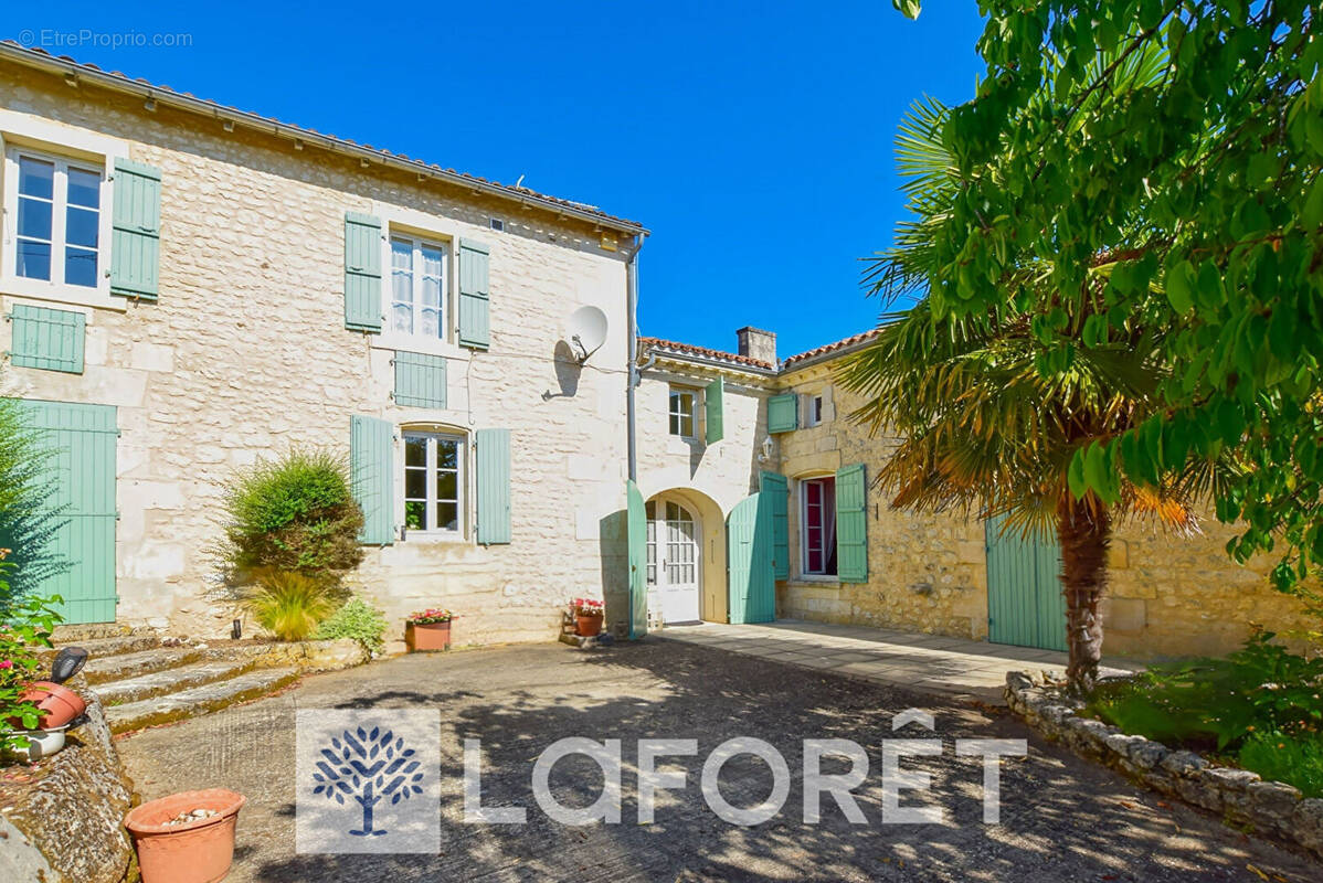 Maison à SAINT-GENIS-DE-SAINTONGE