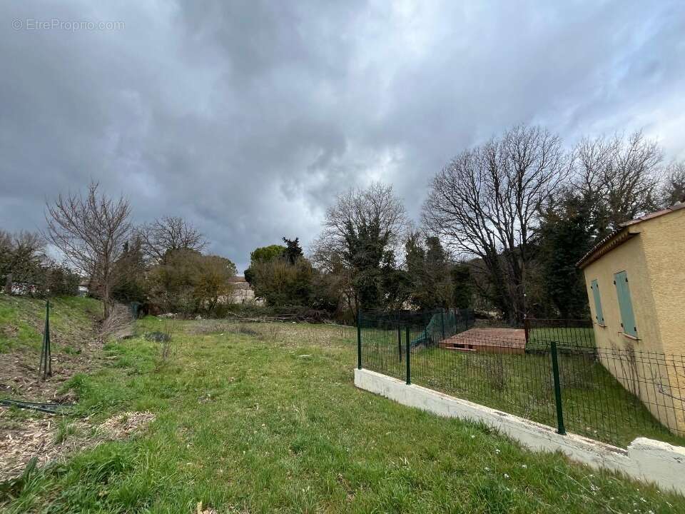 Terrain à LE PUY-SAINTE-REPARADE