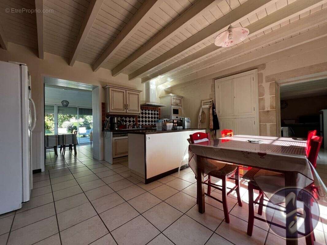 Maison à AZAY-LE-BRULE