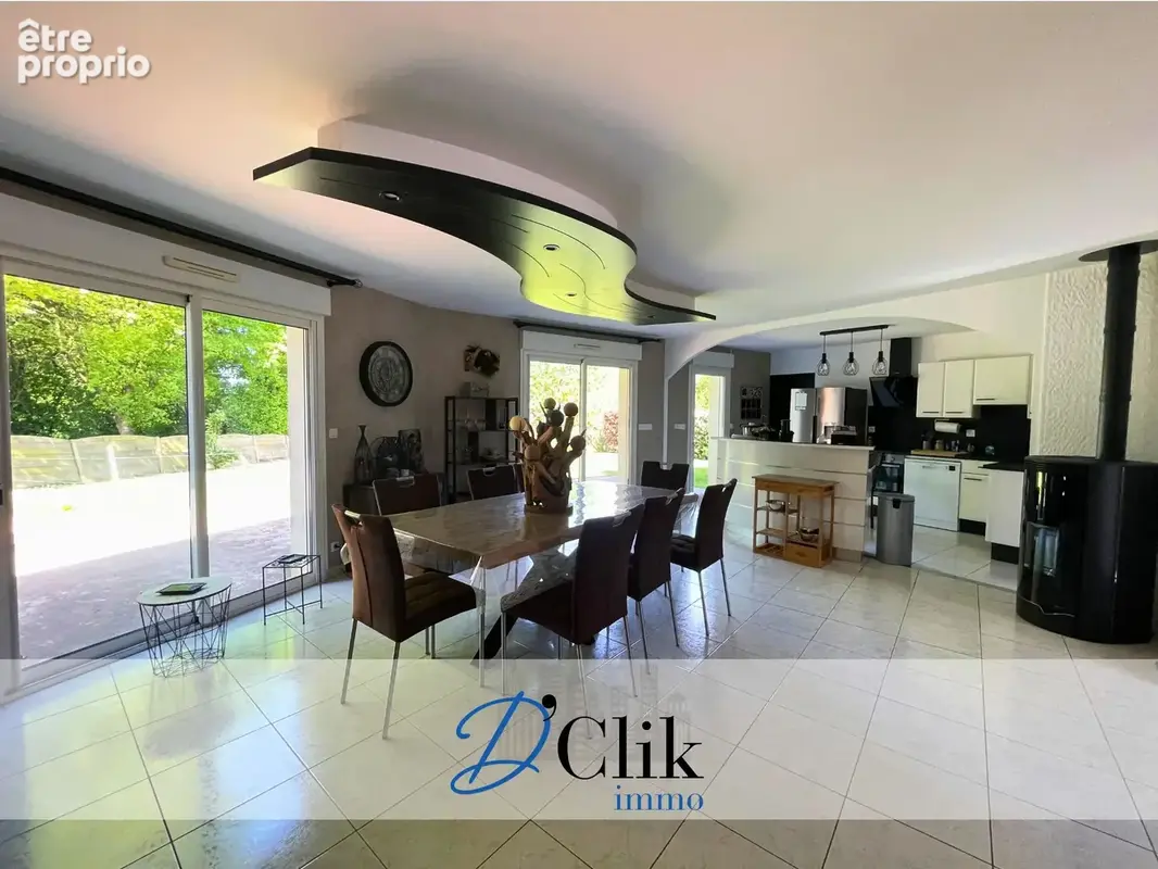 À découvrir sans tarder : superbe maison familiale aux portes de Laval ! - photo 2