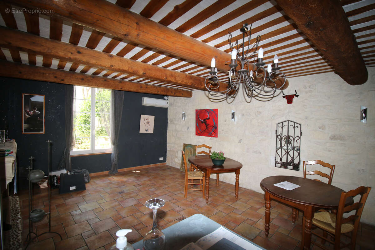 Maison de maître avec jardin, pisicine, parkings. - photo 18