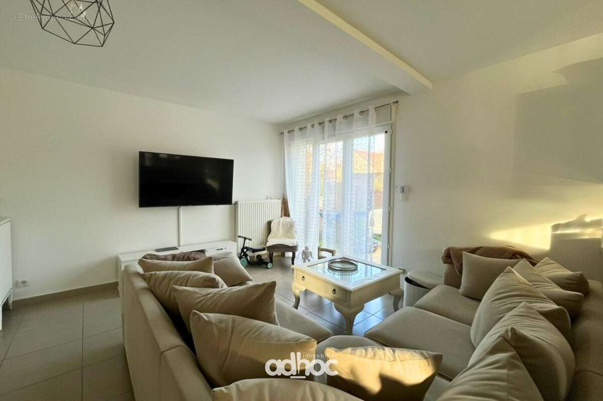 Maison 86 m² à Saint-Jean-De-La-Ruelle  - photo 2