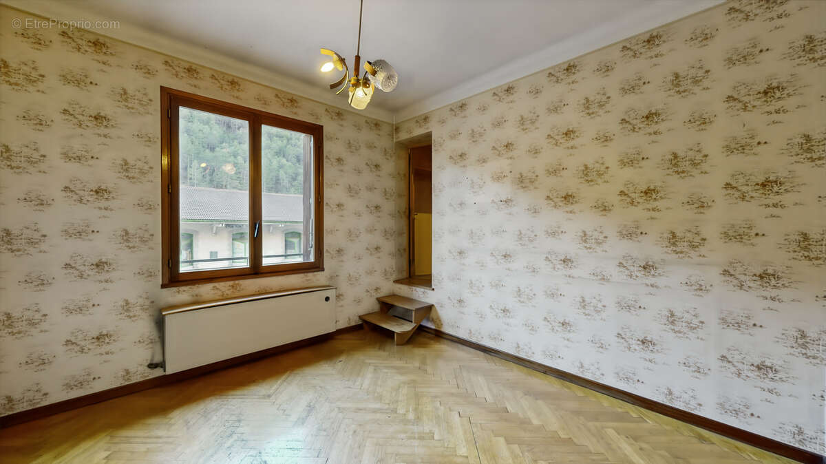 Appartement à PUGET-THENIERS