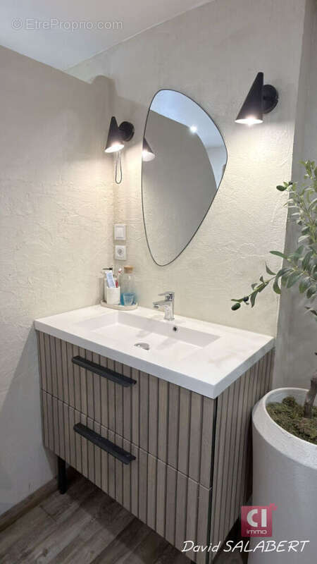 La Roquebrussanne  Maison de village rénovée avec charme, 2 chambres, salon cocooning - photo 7