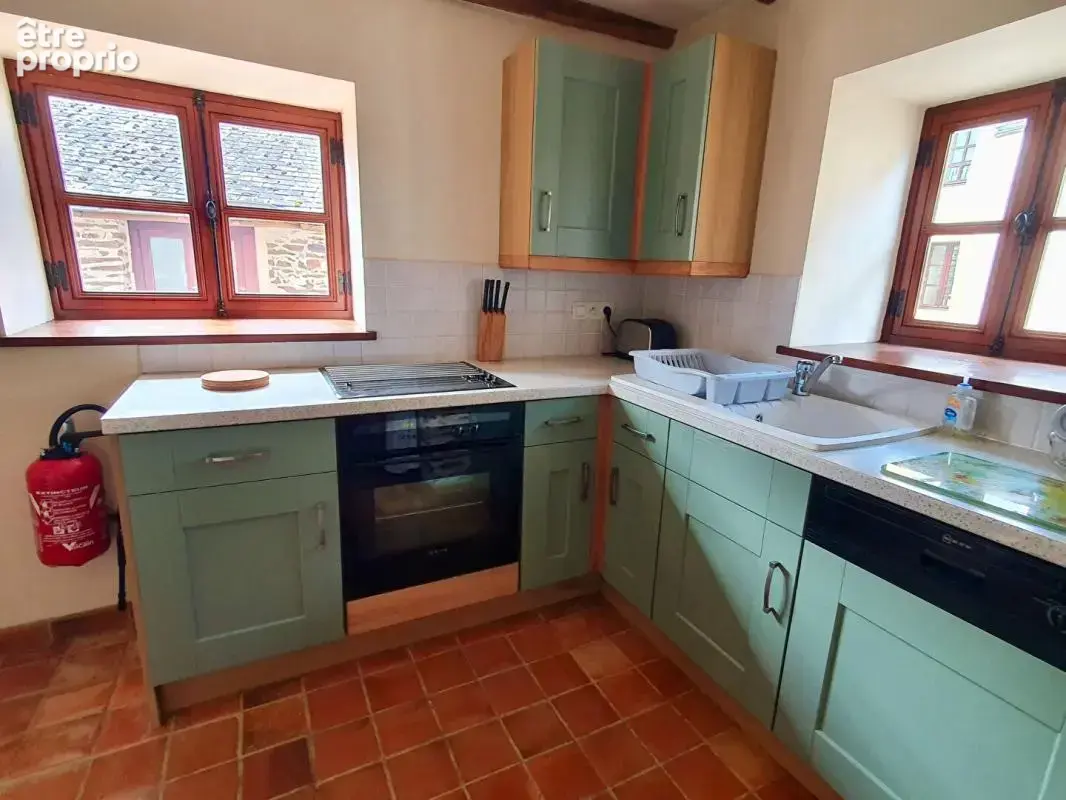Sally HICKEY vous présente un ensemble de 4 maisons en excellent état et piscine chauffée au bourg. 12 chambres, 8 salles de bai - photo 10
